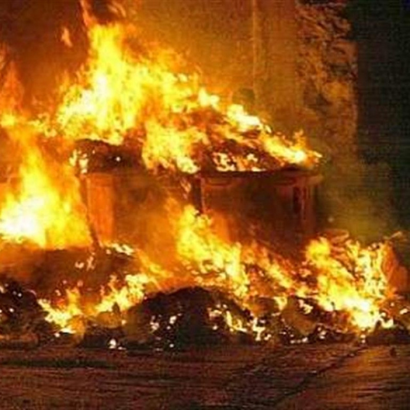 Non vuole vedere rifiuti in strada e incendia i cassonetti: arrestato piromane