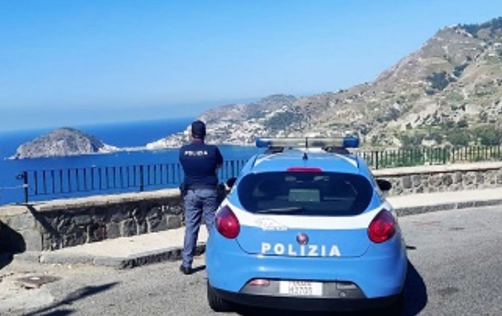 Ischia: sorpreso con un coltello, la Polizia denuncia un 18enne