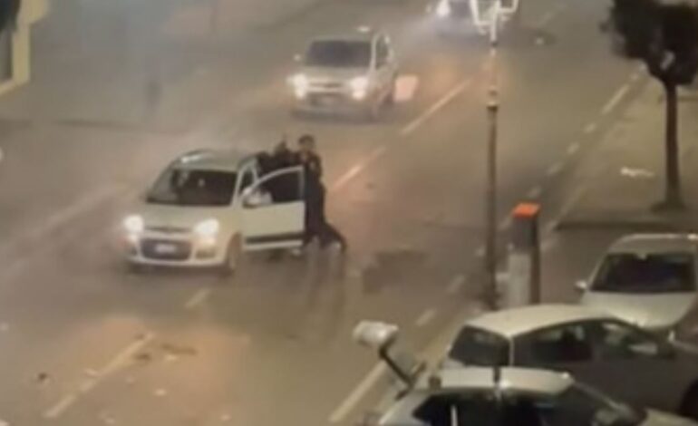Automobilista picchiato a Capodanno: denunciati tre uomini ripresi in un video