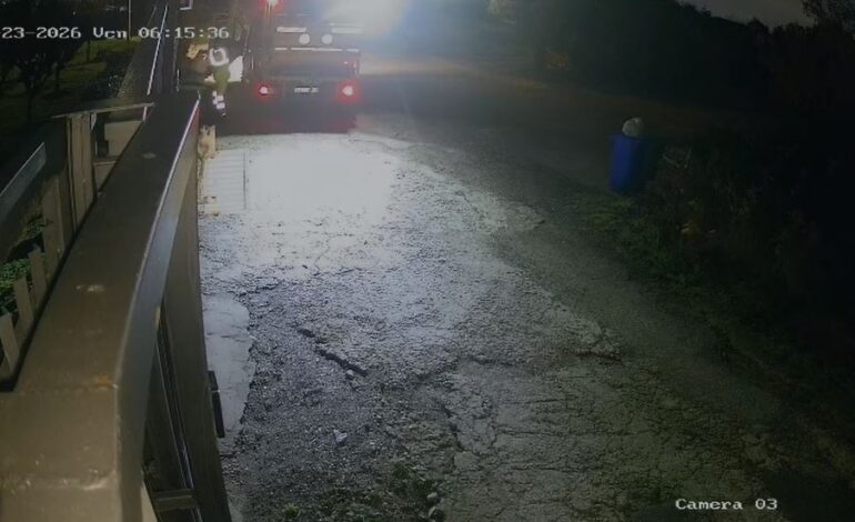 POZZUOLI/ Operatore non raccoglie i rifiuti ma li scarica dal camion davanti a una casa – IL VIDEO