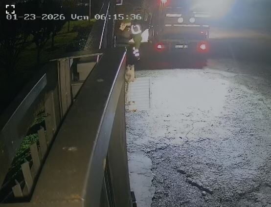 POZZUOLI/ Operatore non raccoglie i rifiuti ma li scarica dal camion davanti a una casa – IL VIDEO