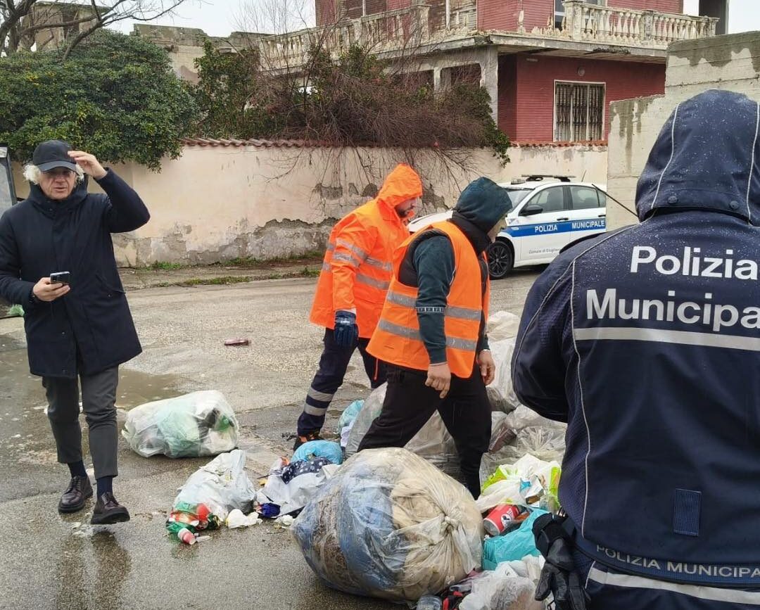 Licola mare, il sindaco di Giugliano fa rimuovere i rifiuti e attacca i puteolani «I responsabili sono loro»