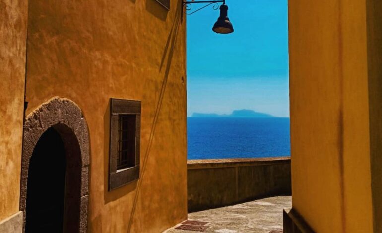 L’ad di Luna Rossa al Rione Terra «Vogliamo alloggiare qui per l’America’s Cup». New Zealand in arrivo a Pozzuoli