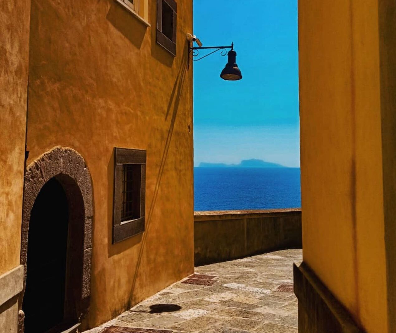 L’ad di Luna Rossa al Rione Terra «Vogliamo alloggiare qui per l’America’s Cup». New Zealand in arrivo a Pozzuoli