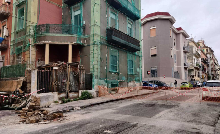 Bagnoli, palazzo sprofondato in via Silio Italico: famiglie sgomberate senza assistenza