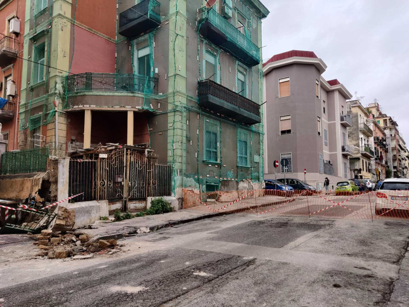 Bagnoli, palazzo sprofondato in via Silio Italico: famiglie sgomberate senza assistenza