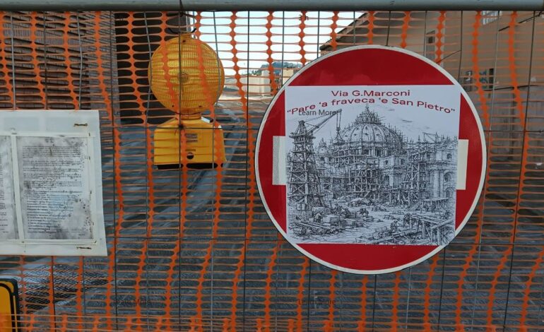 POZZUOLI/ Lavori interminabili, in via Marconi spunta il cartello sfottò «Pare ‘a fraveca ‘e San Pietro»