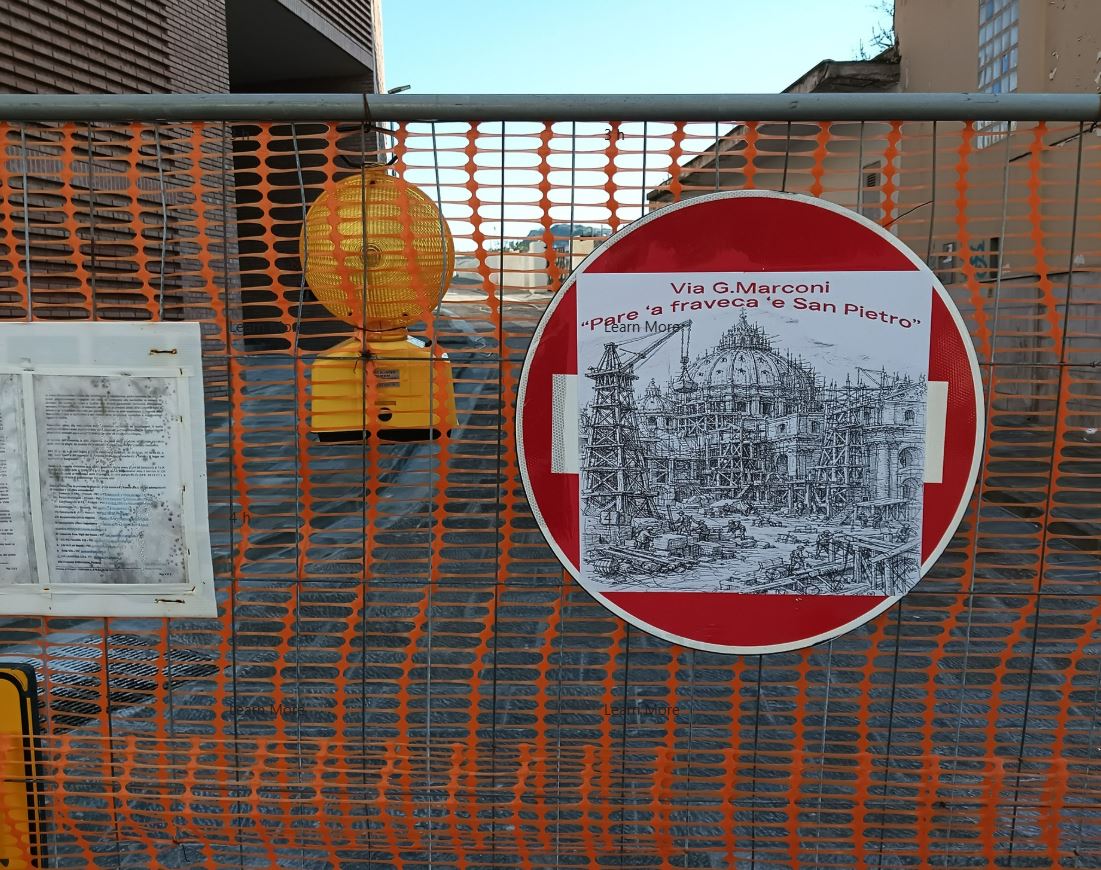 POZZUOLI/ Lavori interminabili, in via Marconi spunta il cartello sfottò «Pare ‘a fraveca ‘e San Pietro»