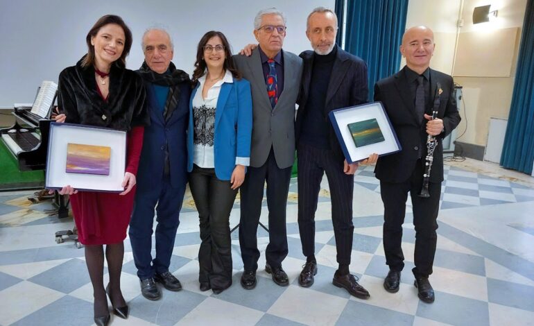 BACOLI/ Inaugurata la mostra “Terre Vulcaniche e Deserti” del maestro Luigi Grossi