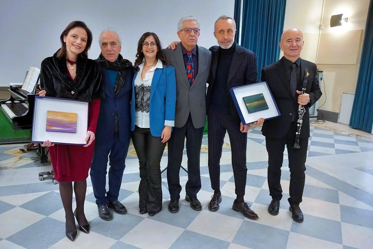 BACOLI/ Inaugurata la mostra “Terre Vulcaniche e Deserti” del maestro Luigi Grossi