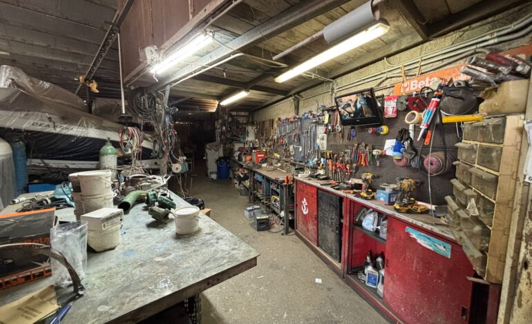 POZZUOLI/ Scoperto cantiere nautico abusivo in un parco a Licola: denunciato un 44enne