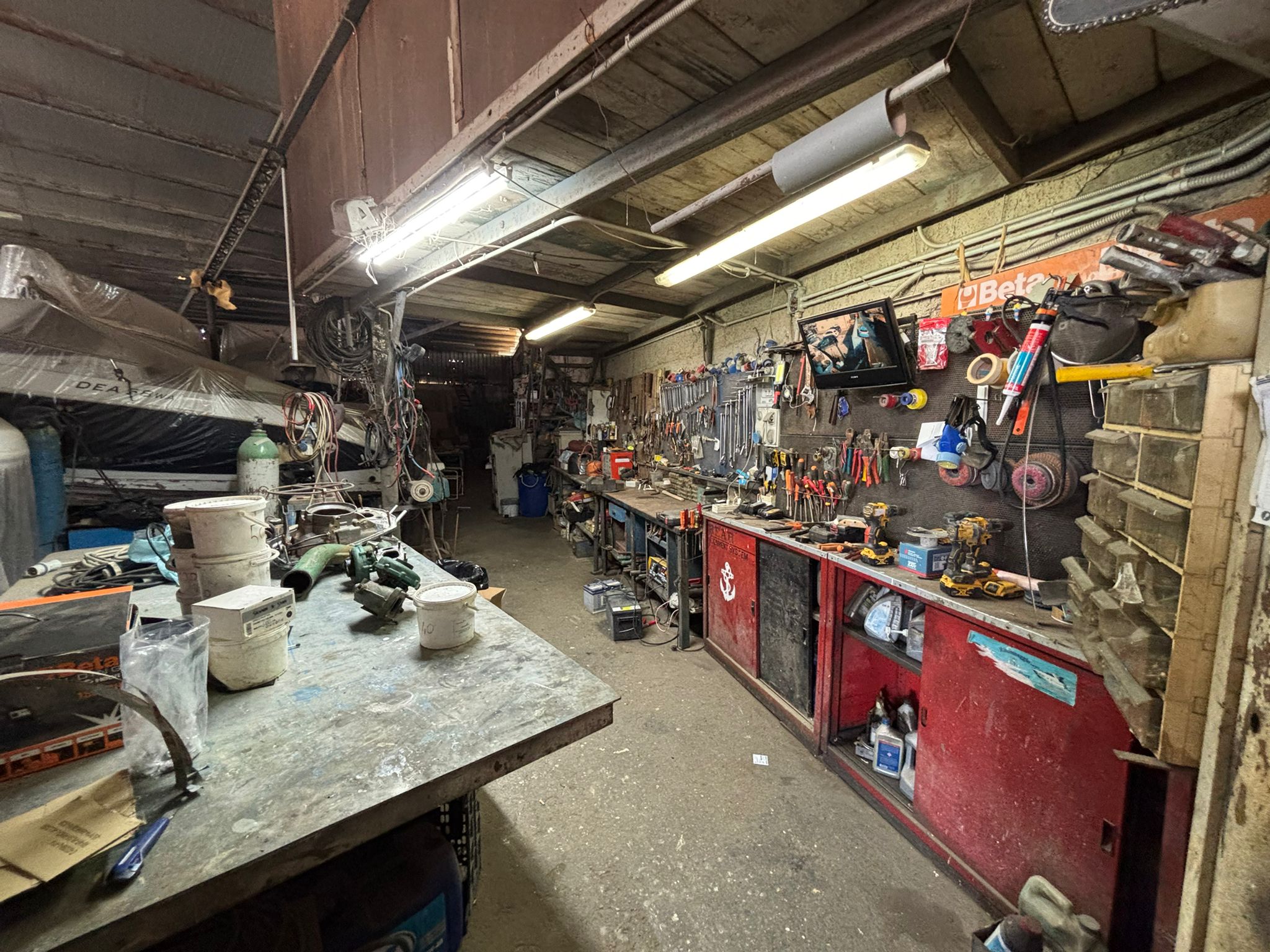 POZZUOLI/ Scoperto cantiere nautico abusivo in un parco a Licola: denunciato un 44enne