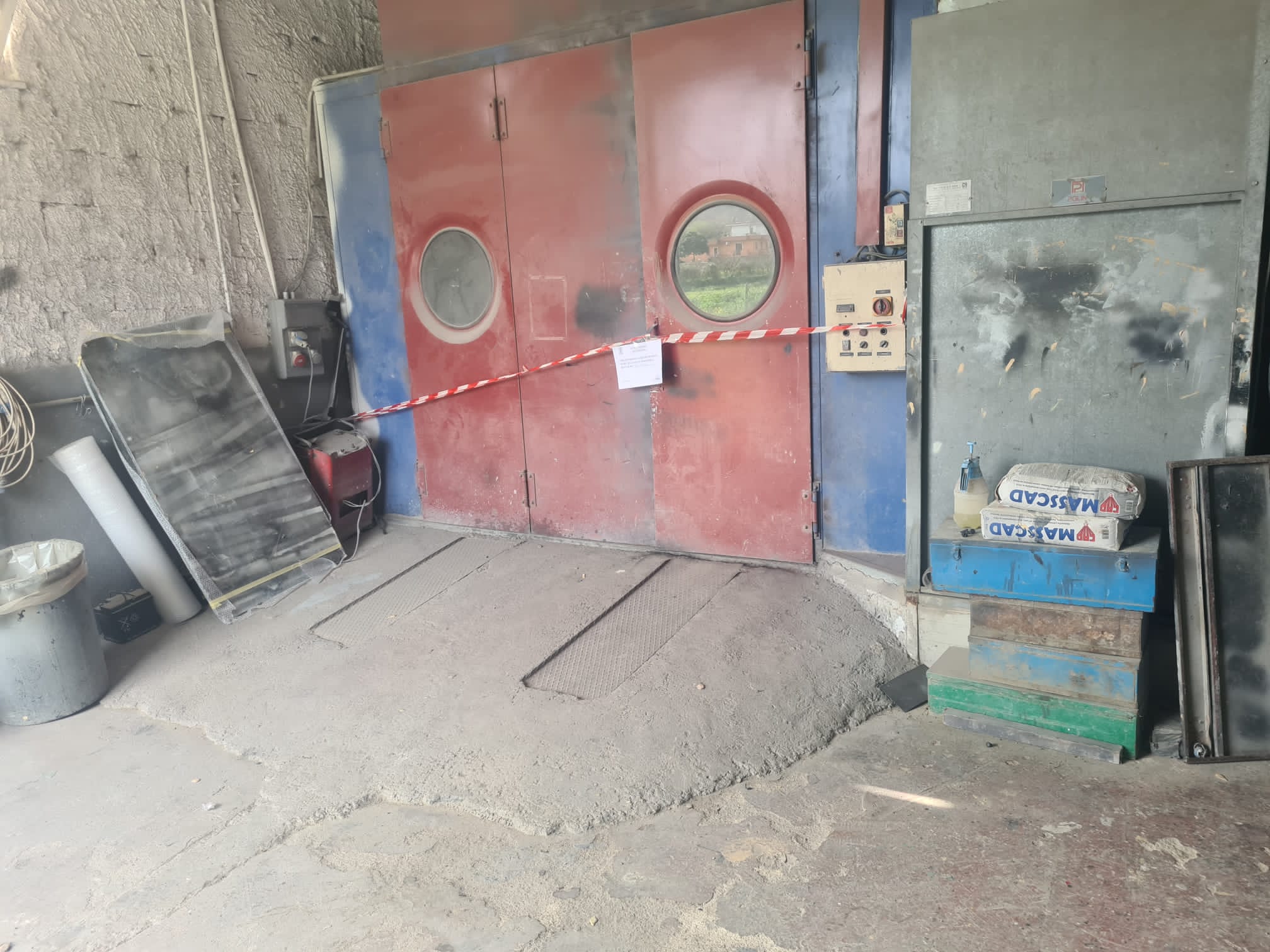 Autocarrozzeria ed elettrauto abusivi sequestrati a Pozzuoli – LE FOTO