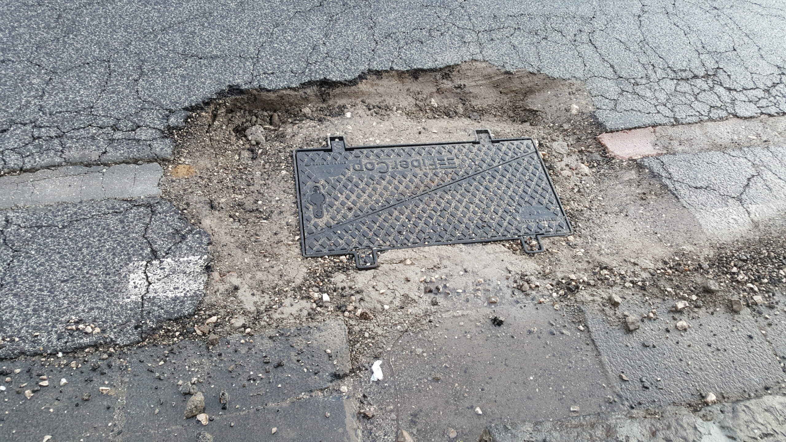 POZZUOLI/ La denuncia: «Strade danneggiate dopo i lavori per la fibra»