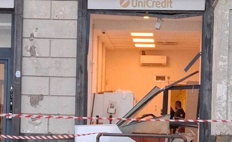 Assalto in banca a Pozzuoli: svaligiata la cassaforte, bottino di 300mila euro
