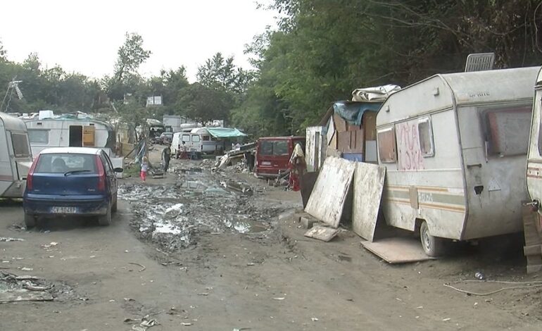 Blitz nel campo rom: trovati 50mila euro di abiti griffati