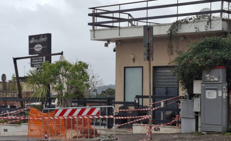 POZZUOLI/ Ladri in azione nella notte: svaligiato il bar-tabacchi Amato