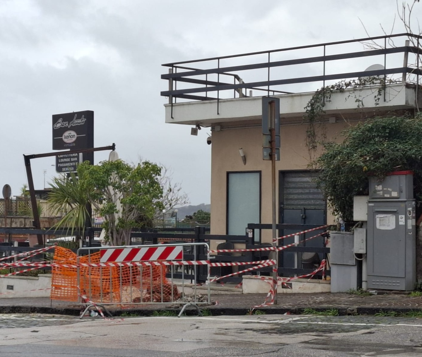 POZZUOLI/ Ladri in azione nella notte: svaligiato il bar-tabacchi Amato