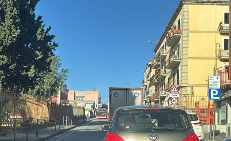 POZZUOLI/ Traffico e caos totale (per una buca) in Via Solfatara