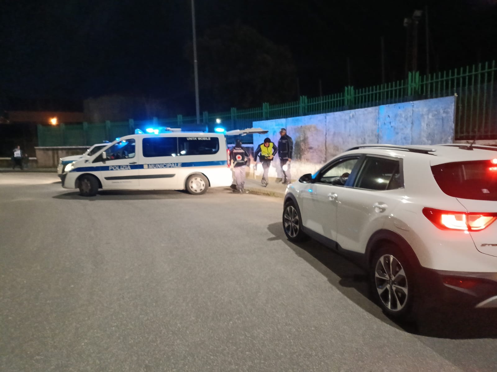 POZZUOLI/ Alla guida con il cellulare in mano e senza cintura di sicurezza: ritirate 5 patenti