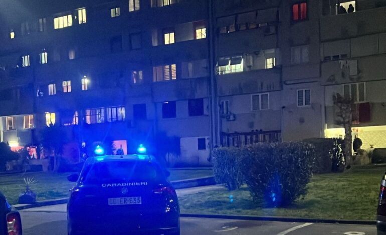 Dramma a Pozzuoli: 74enne si lancia dal balcone di casa e muore