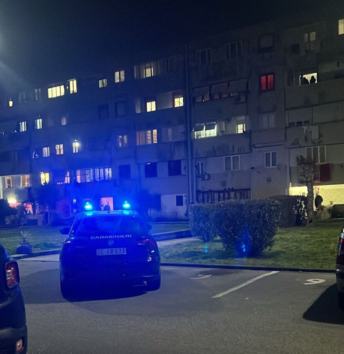 Dramma a Pozzuoli: 74enne si lancia dal balcone di casa e muore