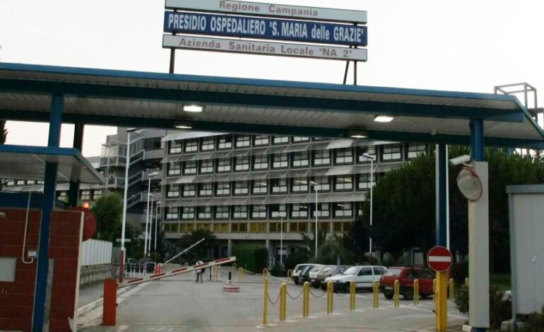 «Ti porto nella stanza dei giochi» Violentata nell’ospedale di Pozzuoli, la 16enne aveva tentato il suicidio