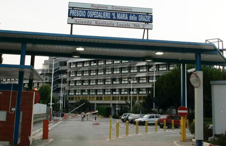 «Ti porto nella stanza dei giochi» Violentata nell’ospedale di Pozzuoli, la 16enne aveva tentato il suicidio