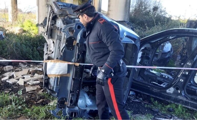 Mega discarica sequestrata a Castel Volturno, trovata anche una Mercedes rubata a Pozzuoli