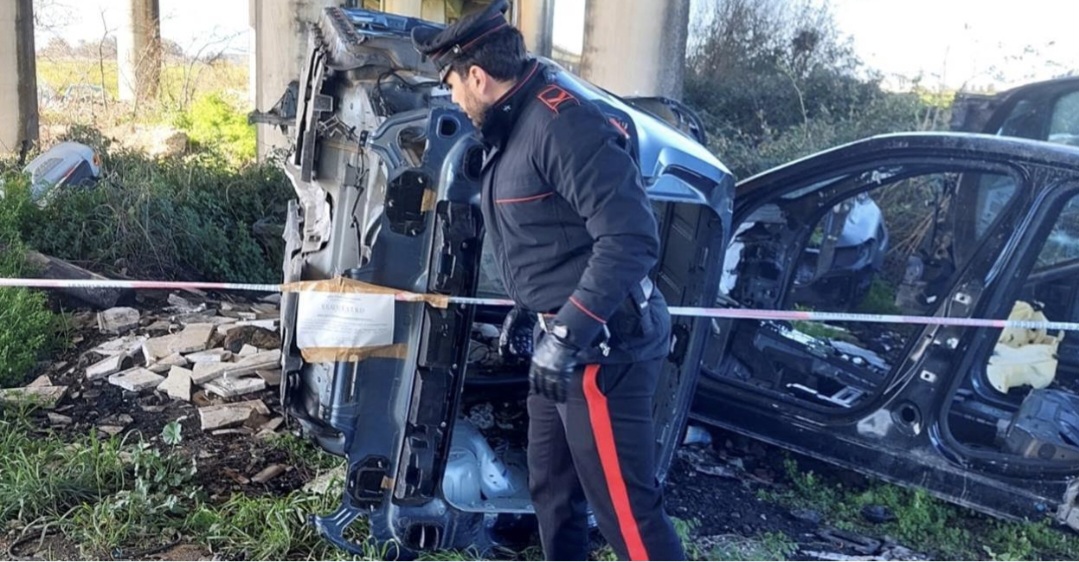 Mega discarica sequestrata a Castel Volturno, trovata anche una Mercedes rubata a Pozzuoli