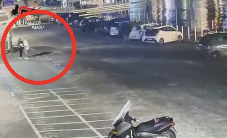 Segue la ex sul porto di Baia e la picchia: 43enne arrestato dai carabinieri