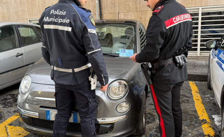 Strisce blu occupate per attirare auto in garage: denunciati i titolari di due parcheggi