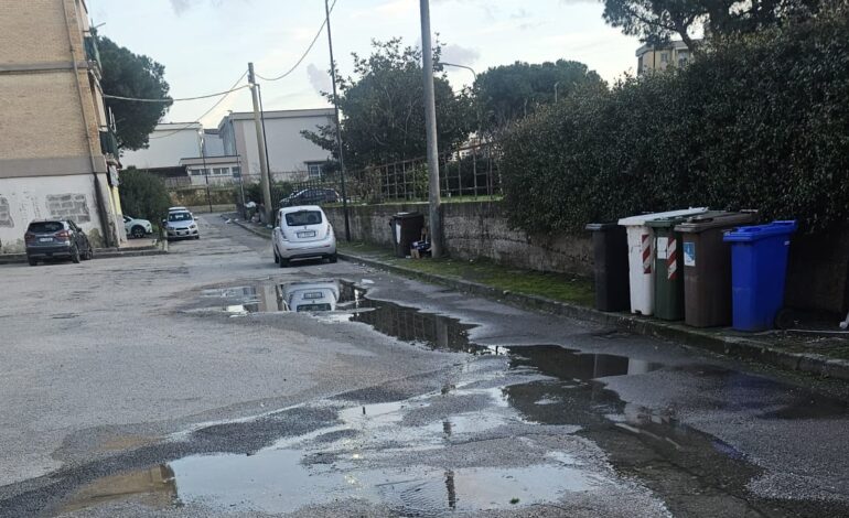 I LETTORI SEGNALANO/ «Perdita d’acqua al Rione Toiano ma nessuno interviene»