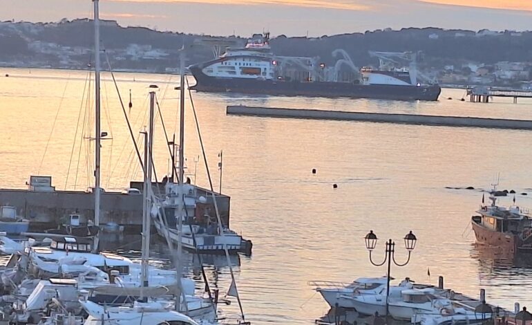 Controlli della Polizia alla nave cargo della Prysmian nel porto di Pozzuoli