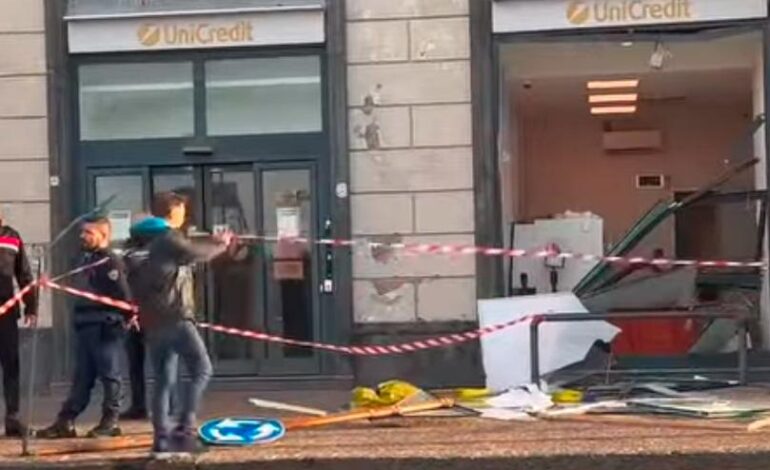 Assalto in banca a Pozzuoli: camion usato come ariete – LE FOTO