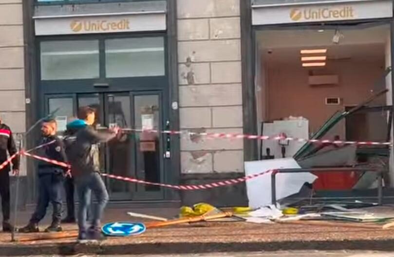Assalto in banca a Pozzuoli: camion usato come ariete – LE FOTO