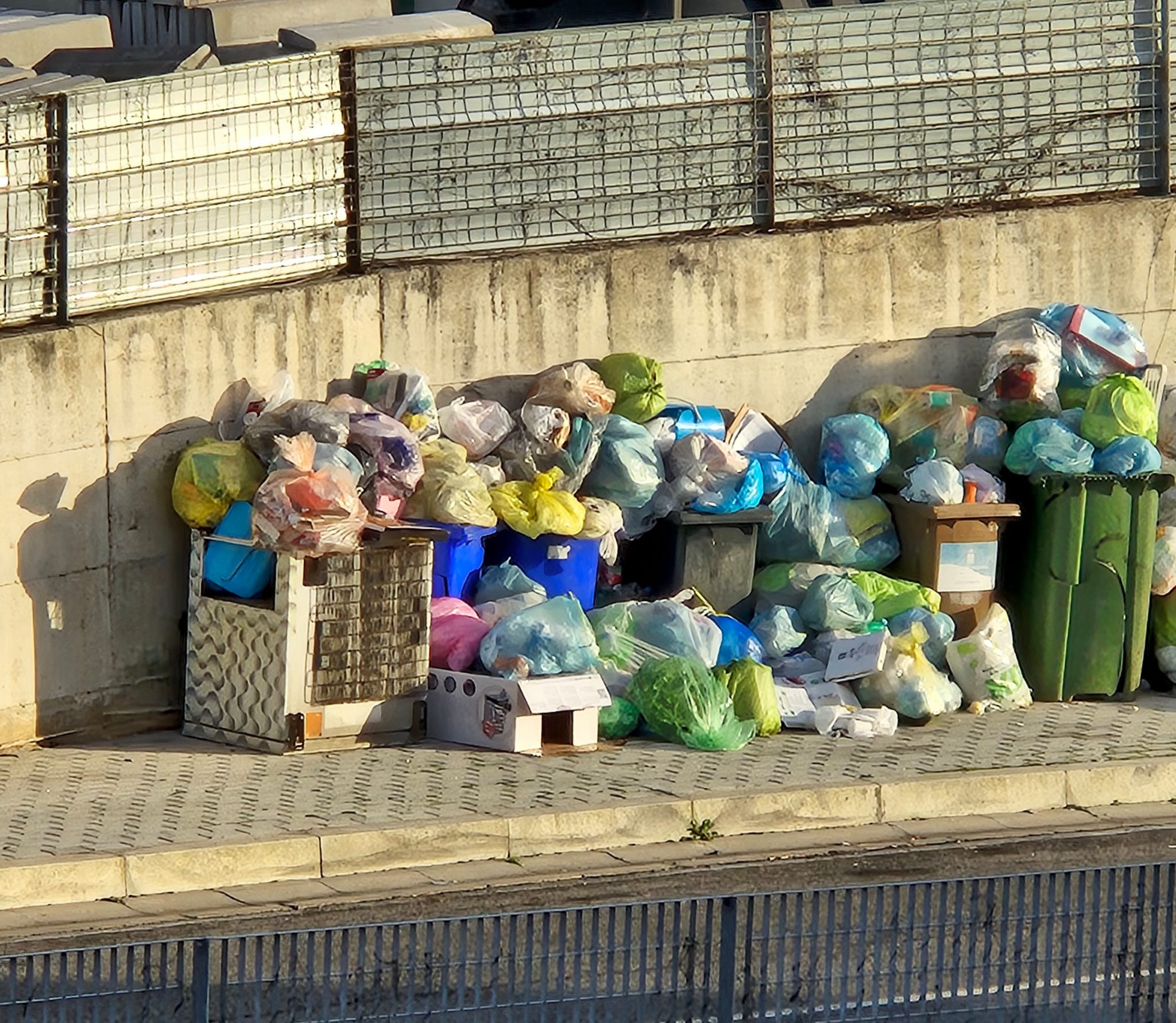 Cumuli di rifiuti a Pozzuoli: SOS al Comune e alla De Vizia