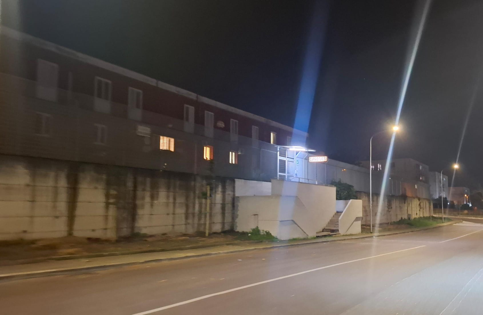 POZZUOLI/ Inseguita da Licola a Monterusciello dal suo ex che l’attende davanti alla caserma dei carabinieri: arrestato 58enne