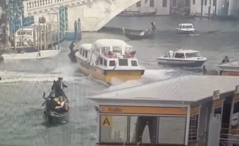 Battello travolge gondole a Venezia: finiti in mare due turisti di Bacoli