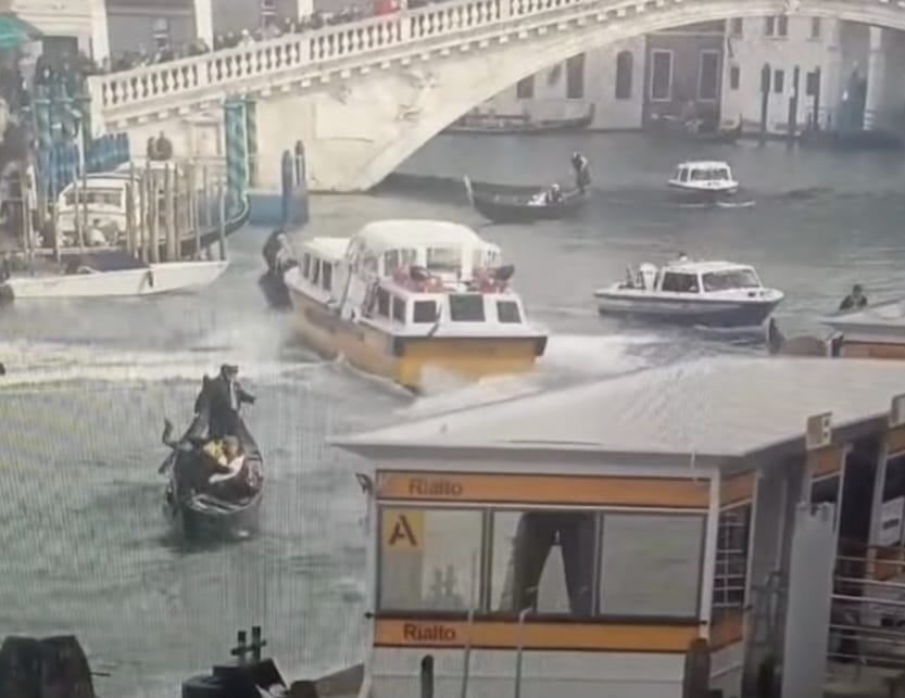 Battello travolge gondole a Venezia: finiti in mare due turisti di Bacoli