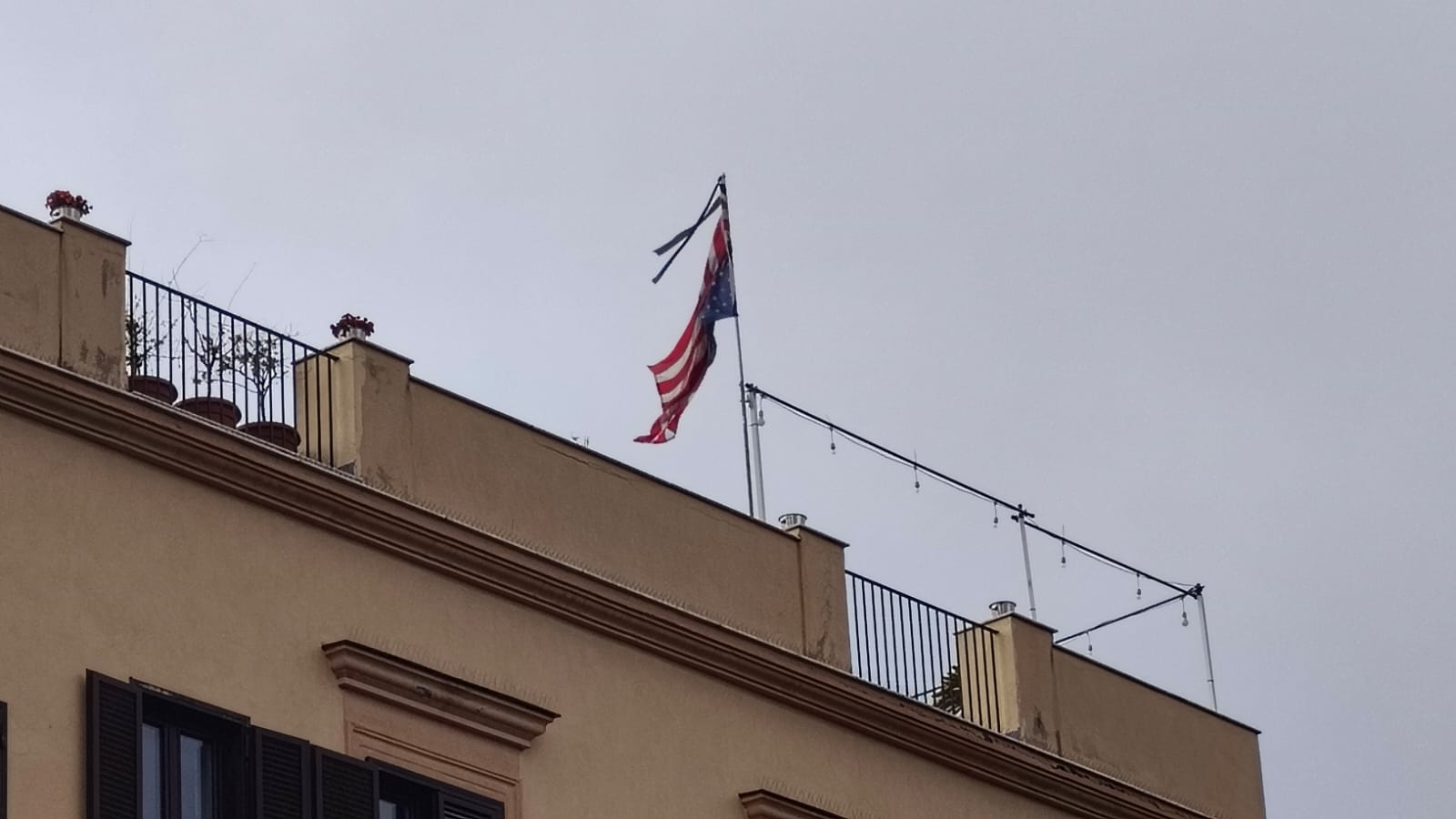 Nella piazza di Pozzuoli esposta bandiera americana capovolta con drappo nero: segno di protesta contro Trump?