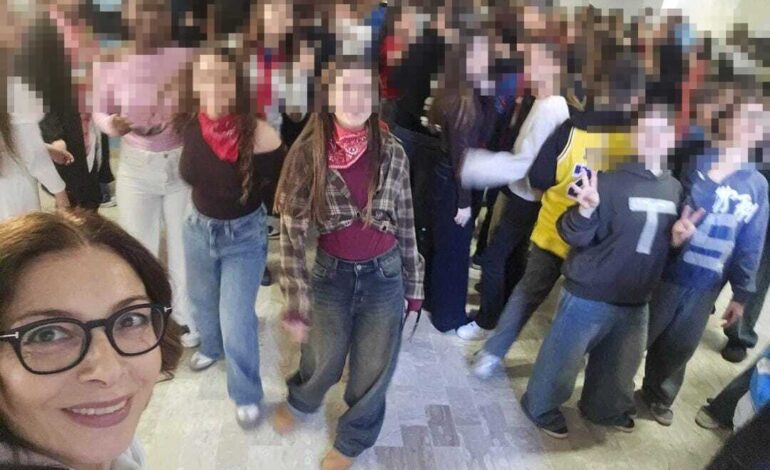 POZZUOLI/ Festa “a sorpresa” alla Diano-Marconi: preside, docenti e alunni al party di Carnevale