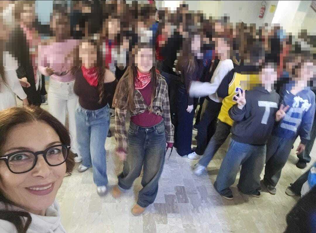 POZZUOLI/ Festa “a sorpresa” alla Diano-Marconi: preside, docenti e alunni al party di Carnevale