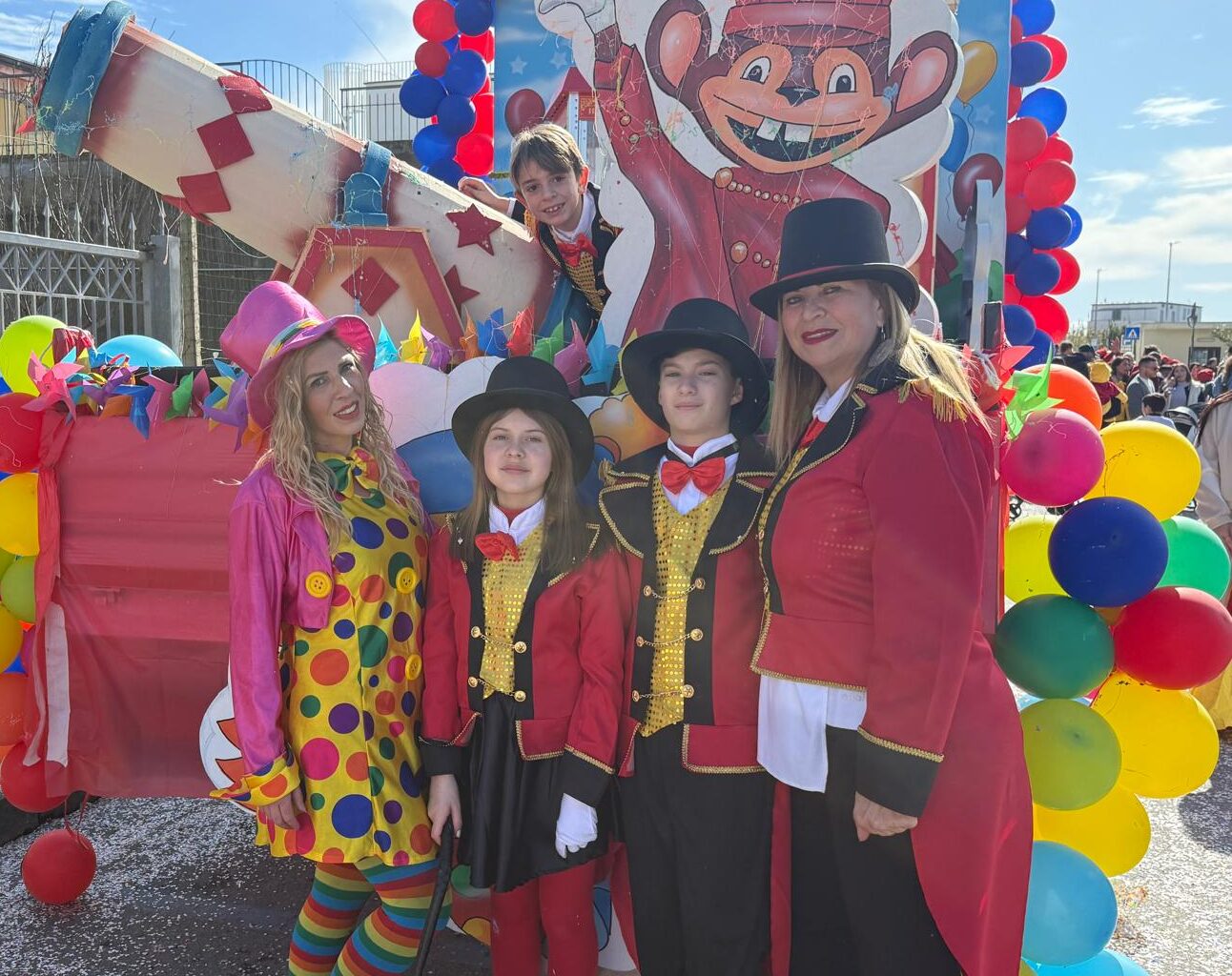 Carnevale a Bacoli: alla sfilata dei carri Marfa e Nazar, i bimbi venuti dall’Ucraina