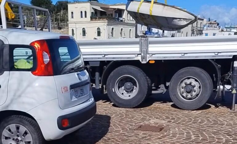 BACOLI/La Capitaneria di Porto rimuove decine di ormeggi abusivi a Marina Grande