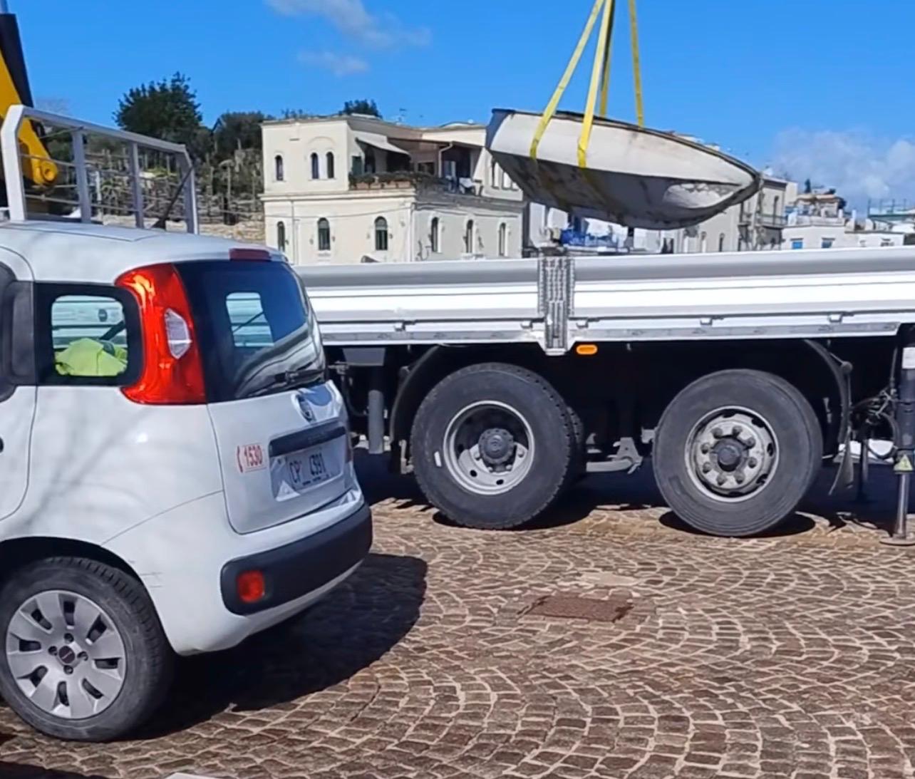 BACOLI/La Capitaneria di Porto rimuove decine di ormeggi abusivi a Marina Grande