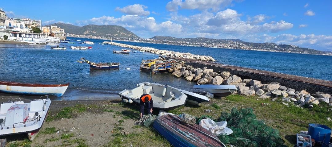 BACOLI/ Blitz della Guardia Costiera, liberata Marina Grande: restituiti mare e spiaggia alla collettività