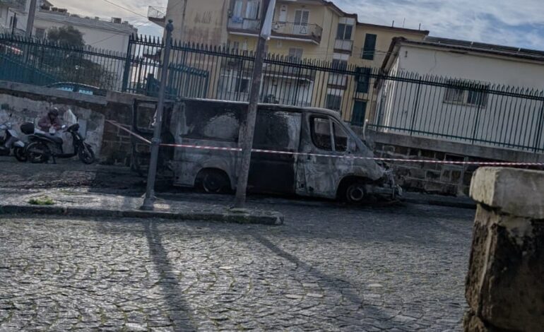 MONTE DI PROCIDA/ In fiamme il furgone dell’assessore Martino: è la seconda volta negli ultimi due anni