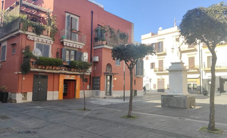 Ragazzino aggredito in piazza a Pozzuoli: spuntano i coltelli, la Polizia evita il peggio