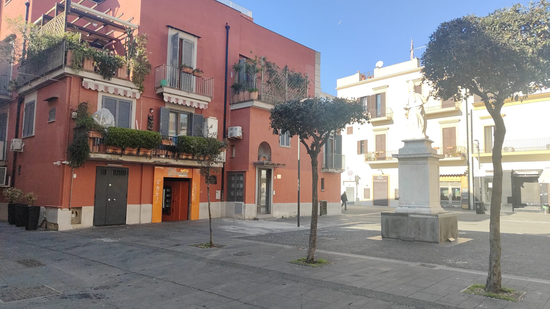 Ragazzino aggredito in piazza a Pozzuoli: spuntano i coltelli, la Polizia evita il peggio